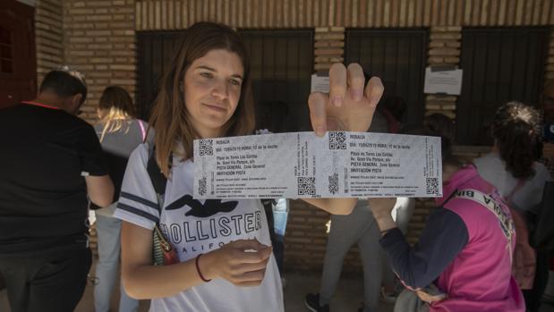 Una joven muestra dos entradas para el concierto de Rosalía en Córdoba