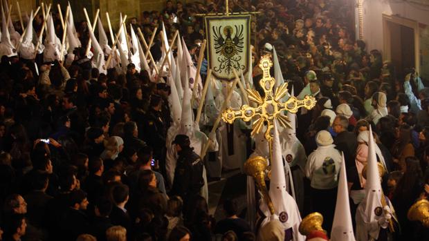 Nazarenos de la hermandad de la Misericordia realizando su estación de penitencia desde San Pedro