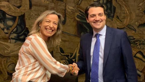 Apretón de manos tras la firma del acuerdo