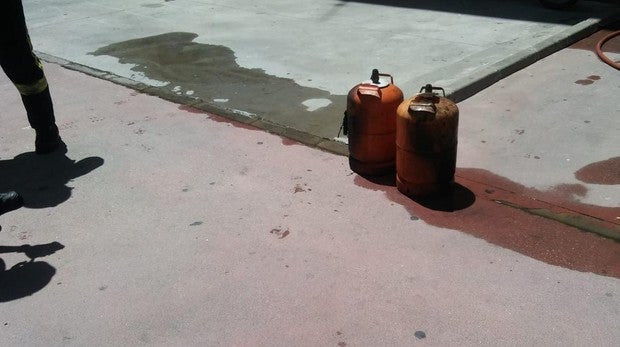 Imagen facilitada por los bomberos de dos bombonas sacadas del trastero incendiado
