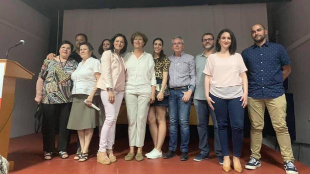 La candidata del PSOE (de blanco, en el centro), Rosario Navajas, posa con Rafi Crespín, secretaria de Organización del PSOE de Córdoba y mililtantes socialistas
