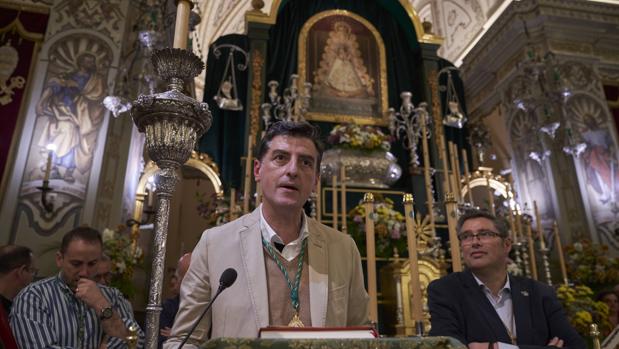 Santiago Padilla se dirige a los hermanos presentes en la Parroquia de la Asunción de Almonte