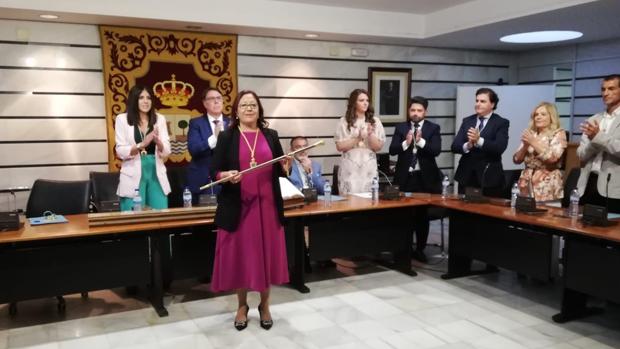 Aurora Águedo, con el bastón de mando, tras su reeleción como regidora