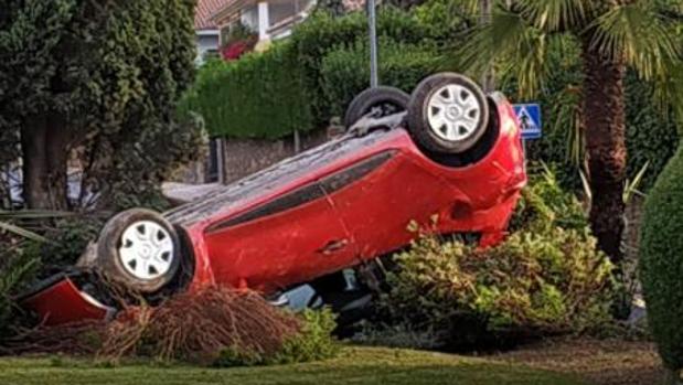 El coche ha volcado en la rotonda de La Arruzafa