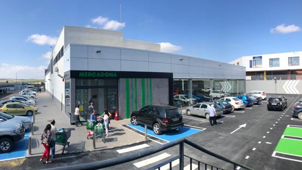 Clientes en el Mercadona de Montoro, que acaba de reabrir sus puertas