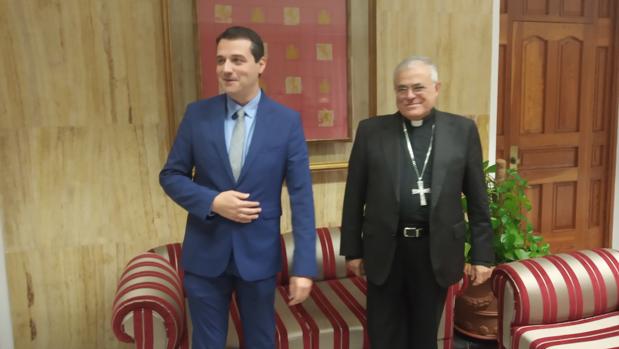 Un momento del encuentro hoy entre el alcalde de Córdoba y el obispo