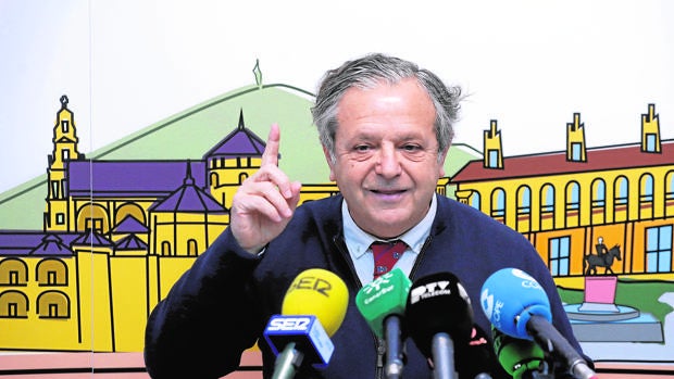 Salvador Fuentes en una rueda de prensa en el Ayuntamiento