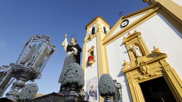 San Vicente Ferrer a las puertas de su templo