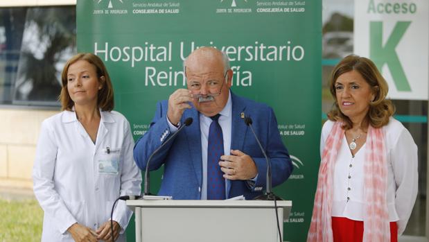 Aguirre, entre la directora del Reina Sofía y la delegada de Salud, en una reciente visita a Córdoba