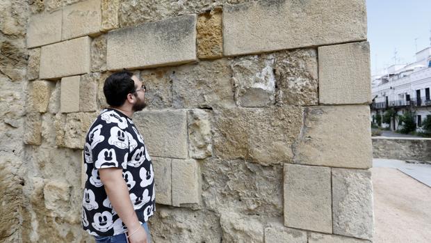 Un joven mira el lugar donde se encontraban las caras