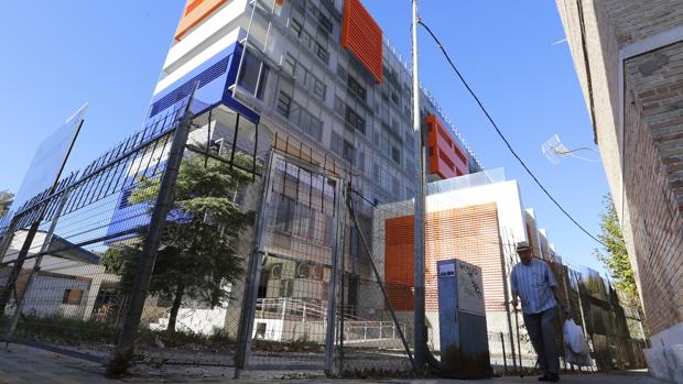 Un hombre pasa delante del remodelado inmueble de la vieja Escuela de Magisterio
