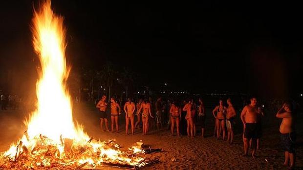 Hoguera en la playa por San Juan