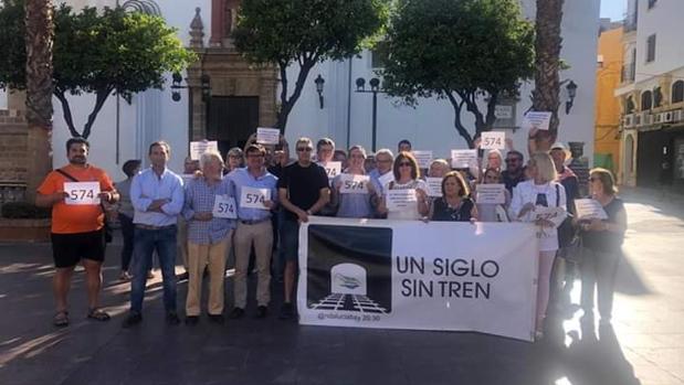 Miembros de la Plataforma Andaluciabay 20.30, durante una de sus protestas en Algeciras por un tren digno