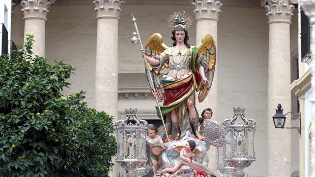San Rafael, en la plaza de la Compañía, en su procesión por Córdoba del 24 de octubre de 2012