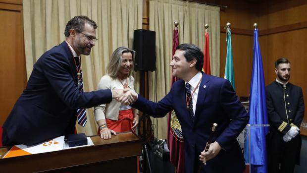 El alcalde, José María Bellido, saluda a los concejales de Ciudadanos en el Pleno de investidura