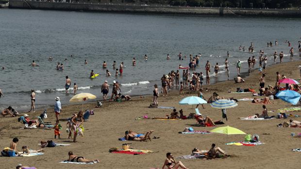 Bañistas en una playa del norte de España