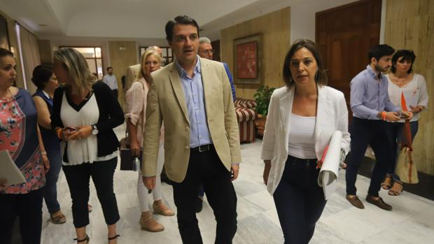 José María Bellido e Isabel Ambrosio, minutos antes de entrar en el Pleno de este jueves