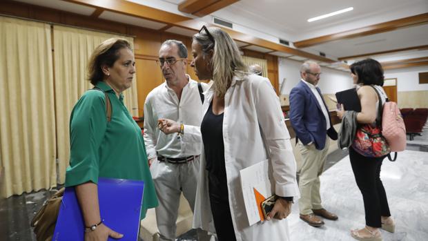 La edil de Turismo, a la derecha, conversa con la presidenta del Imdeec