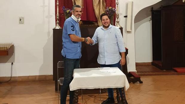 Momento de la firma con Luque Bonillo