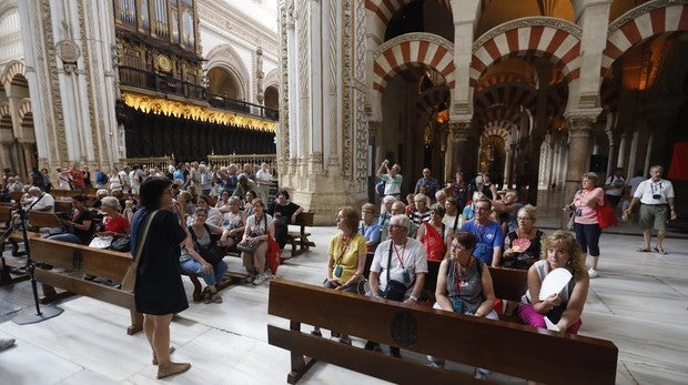 Un grupo de turistas en el interior de la Mezquita-Catedral