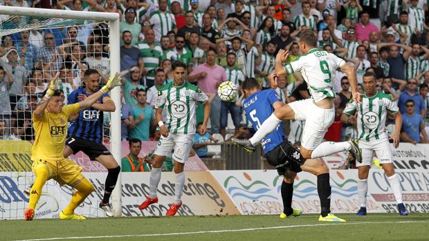 El portero Isaac Becerra, en el Córdoba-Girona del play off de la temporada 2015-16