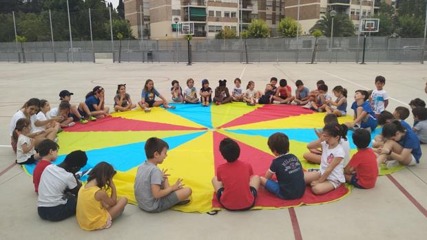Alumnos de la escuela deportiva de verano durante una de las actividades