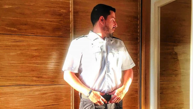 El agente Rafael Prieto vistiendo su uniforme para reincorporarse a la Policía