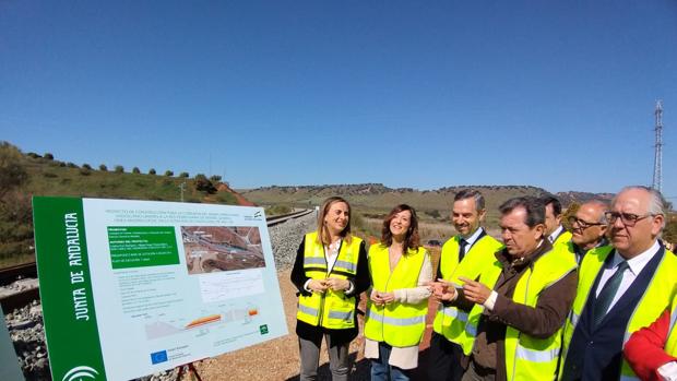 Autoridades juntoal cartel que recoge las características del proyecto