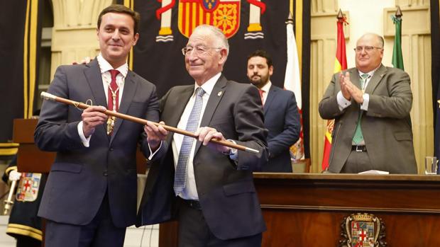 Javier A. García ha recibido la vara de la Diputación de manos del que fuera presidente, Gabriel Amat.