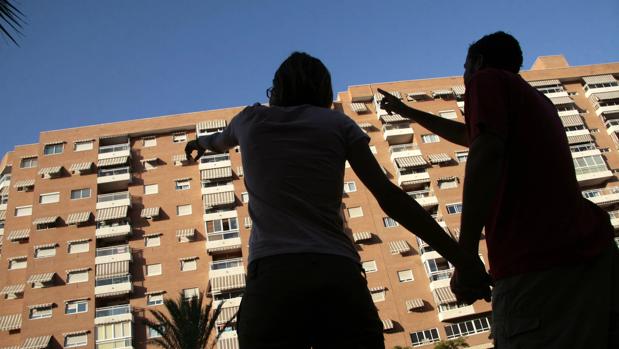 Una pareja busca pisos en alquiler