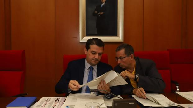 El alcalde, José María Bellido, conversa con el secretario, Valeriano Lavela, en el Pleno de ayer
