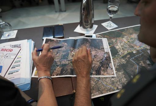 Responsables de la Guardia Civil y Policía Local revisan diferentes documentos