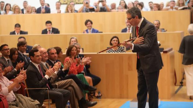 Francisco Salado con el bastón de mando recién elegido presidente de la Diputación de Málaga