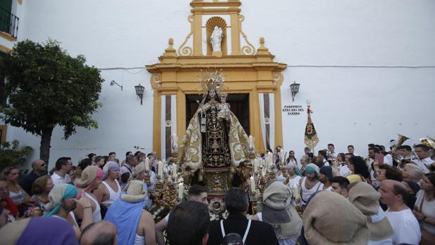 La Virgen del Carmen, a la salida de su parroquia