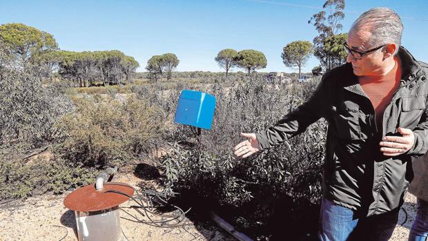 El presidente de la CHG muestra un pozo ilegal cerca de Doñan