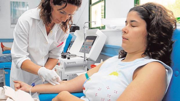 Una enfermera atiende a una paciente