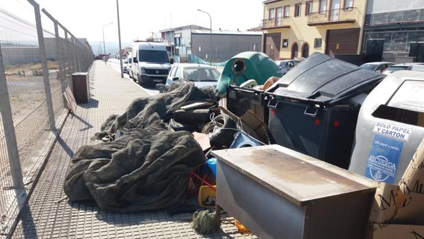 Acumulación de basura en uno de los contenedores del municipio