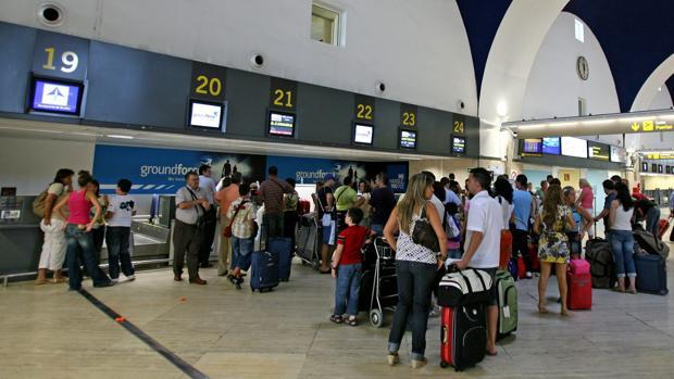 Viajeros en el aeropuerto de Sevilla