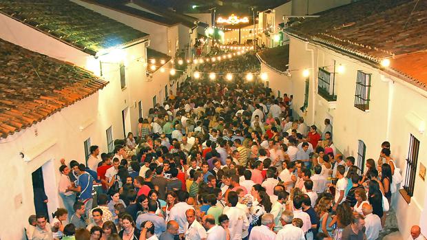 Imagen de la calle larga donde se celebra la fiesta
