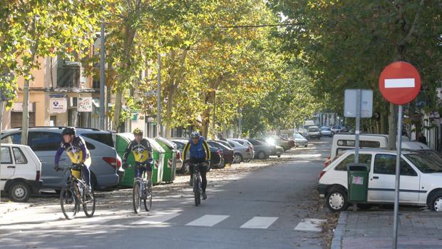 Tres ciclistas a bordo de sus bicicletas en la avenida de los Almogávares