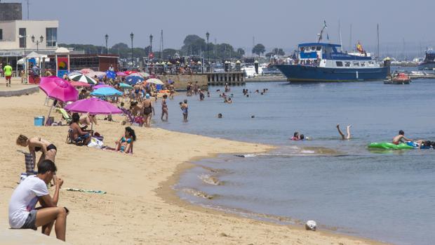 Una zona de la ría de Punta Umbría, con el muelle al fondo