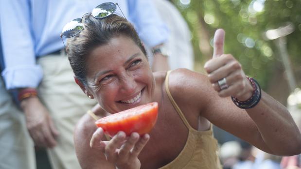 Sara Baras junto a un tomate de Huevo de Toro en Coín