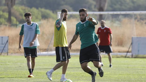 Álvaro intenta controlar un balón