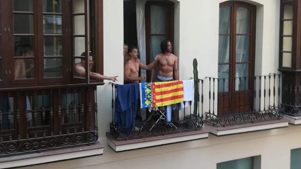 El grupo que tenÃa la bandera en el balcón del piso turÃstico