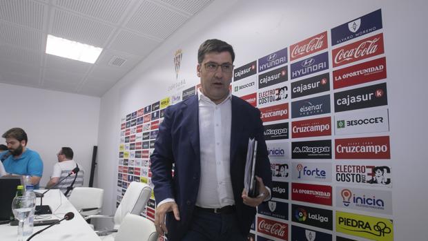 León, a la salida de una rueda de prensa
