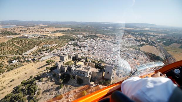 El castillo de Almódovar visto desde el helicóptero