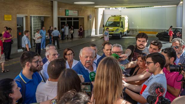 Jesús Aguirre, a las puertas del Virgen del Rocío, un día después de activar la alerta sanitaria