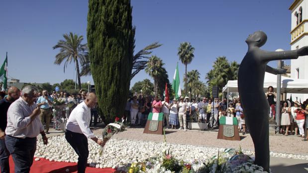Homenaje en la estatua de Blas Infante en Sevilla