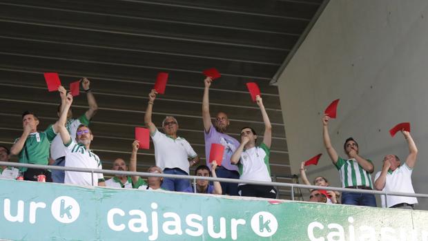 Aficionados del Córdoba CF protestan en medio de un partido