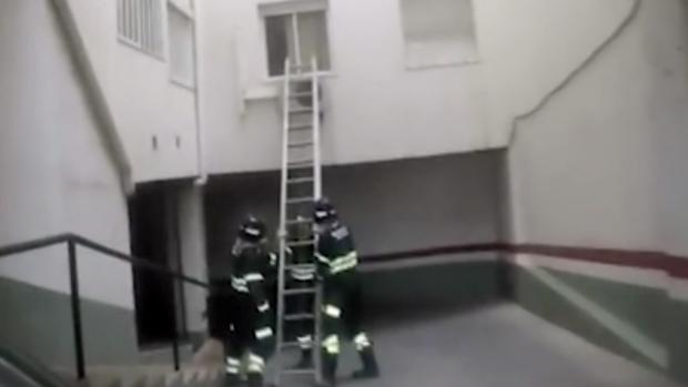 A través del parking los bomberos tuvieron que acceder a la vivienda junto a la Policía.